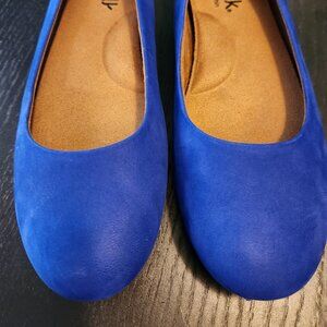 Blue Softwalk ballet flats with arch support, size 9.5W, in great condition